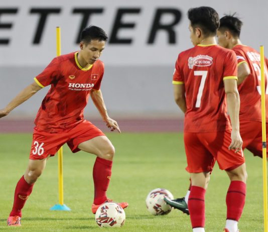 Tiền vệ Hùng Dũng tập buổi đầu cùng tuyển Việt Nam