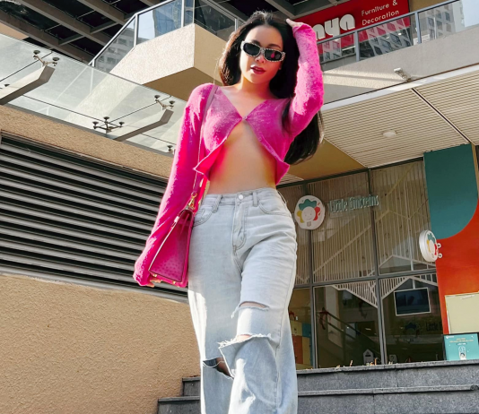 Trà Ngọc Hằng khoe vòng một lấp ló sau khi tháo túi ngực