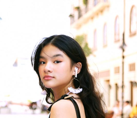 Con gái Trương Ngọc Ánh có thần thái siêu mẫu dù mới 13 tuổi