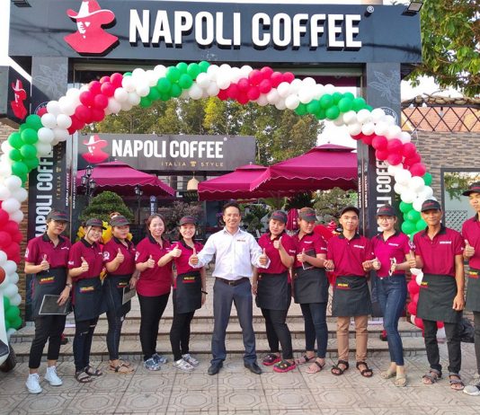 Cà phê nhượng quyền bình dân vẫn nở rộ “vượt” dịch