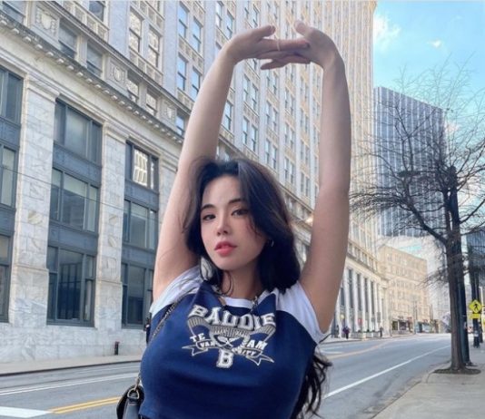 Người mẫu Hàn Quốc diện mốt “đuôi cá voi” trên đường phố Mỹ dù có thể bị phạt Người mẫu Hàn Quốc