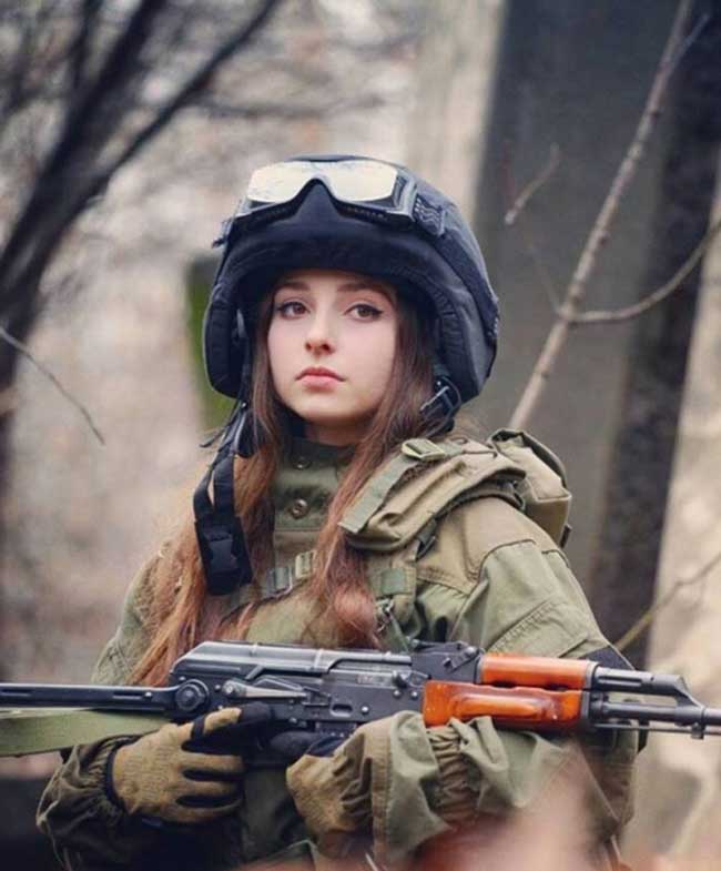 Phụ nữ Nga mặc quân phục đẹp