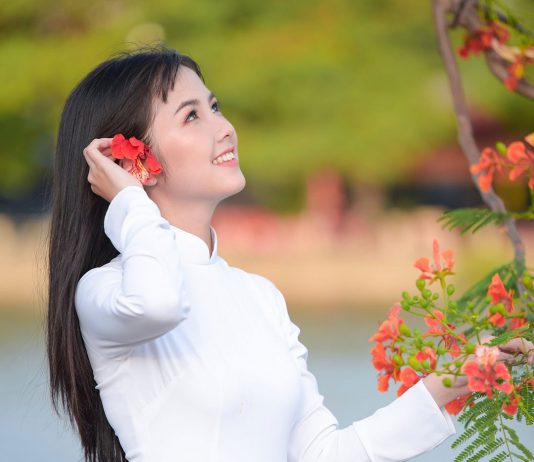 Mặc áo lá khi mặc áo dài sao cho khéo?